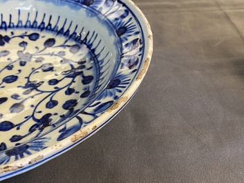 Een blauw-witte Iznik schotel met floraal decor, Turkije, eind 16e eeuw